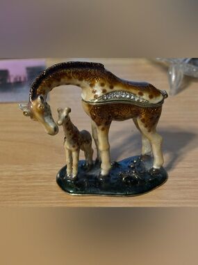 Vintage Giraffe Trinket Box w Baby Giraffe Rhinestone Hinged Jewelry Box